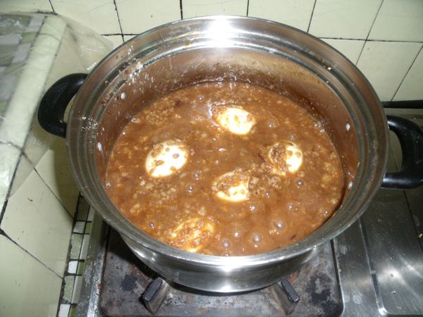 放入剛剝好蛋殼的雞蛋一起鹵