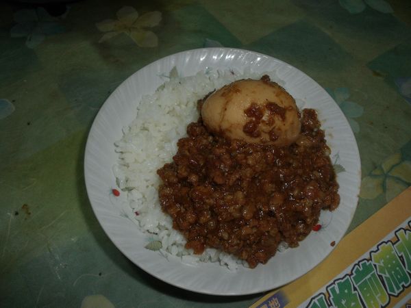 這樣好吃的滷肉飯加個蛋就好囉,如果,有醃黃瓜就更好看了,但是不是天然的東西就不用了吧。