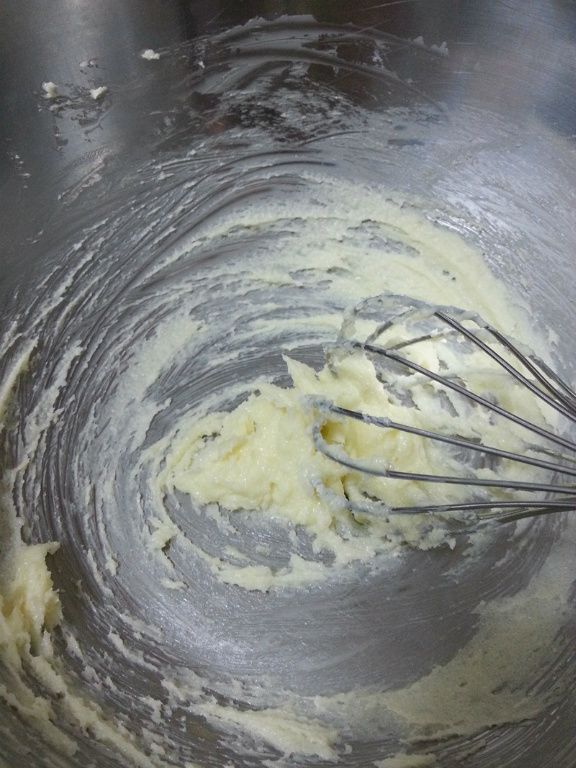 奶油回軟之後用打蛋器打散,加入糖打至泛白!