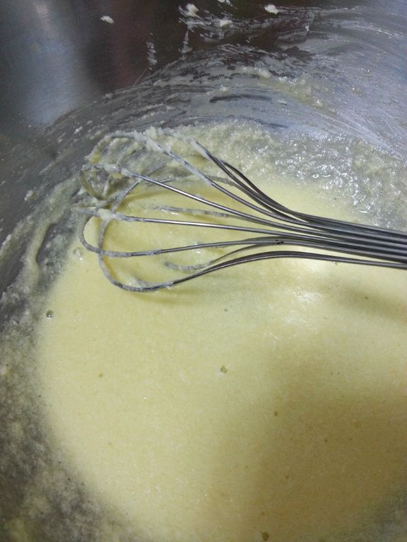 再加入1顆蛋打勻,再加入第二顆打勻!