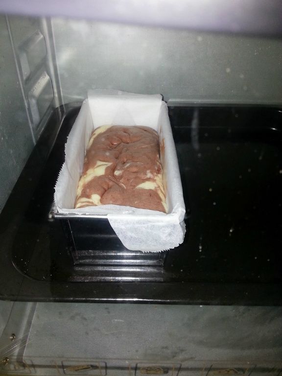 加入過篩後的鬆餅粉打勻,然後分一半麵糊到另個容器,加入可可粉,攪拌均勻!