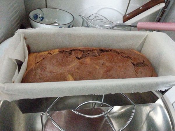 把烤模放上烘培紙,倒入兩種麵糊,再用筷子在麵糊裡劃圈~隨意的話~放進已預熱的烤箱~180度烤35分左右!(我就是畫得不夠多圈,所以烤出來紋路不夠~~)