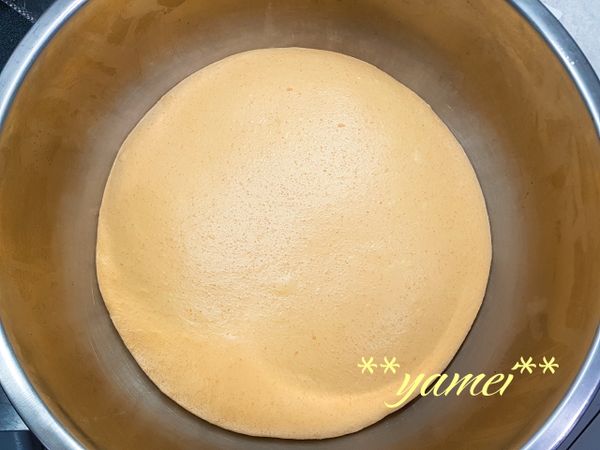 液種 + 本種…(鹽) 和 (奶油) 以外的本種材料，放入攪拌缸中以慢速混合成團加入 (鹽) 攪拌一下下，轉高速攪拌3分鐘至麵團有彈性，再加入 (奶油) 以慢速攪拌1分鐘，轉高速攪拌2分鐘，至完全擴展。

麵團溫度26度，基發40分鐘。