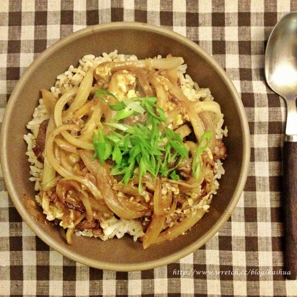 將雞蛋打散到入鍋中，蛋汁烹至七八分熟即可蓋上米飯，完成。