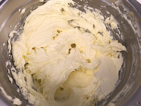 軟化奶油打至蓬鬆備用