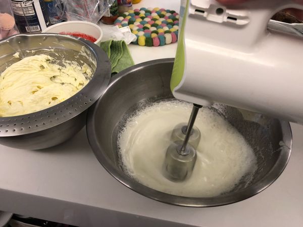 蛋白糖液離水，降溫至45度後開始高速打發成乾性堅挺狀態。