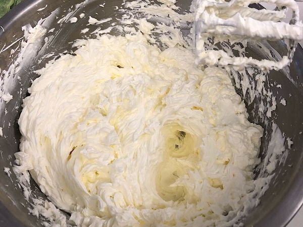 將打發奶油加入蛋白霜內，高速混合均勻至光滑狀態即可