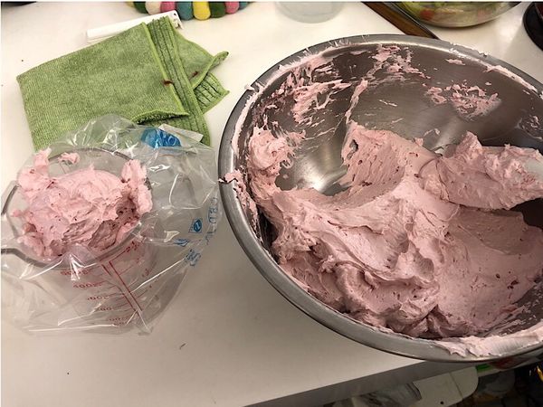 將常溫果泥分5、6次加入奶油蛋白霜內，每加入一次就高速攪拌混合均勻後再加下一次果泥。
全攪拌均勻後就停止攪拌
接下來就能裝袋擠花囉
擠不完的可放冷藏
回溫就能繼續使用喔