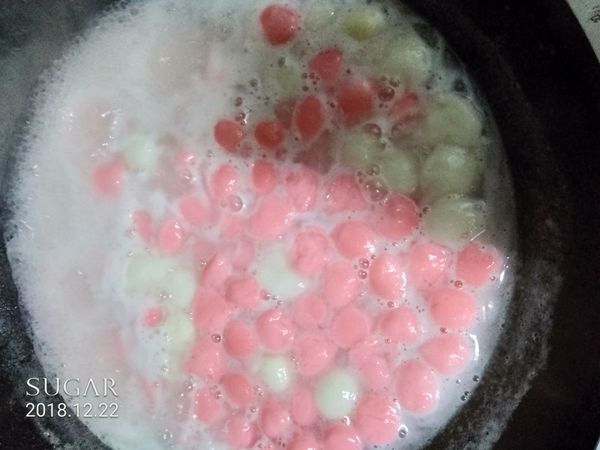 奶茶湯圓下鍋煮撈起。另起鍋加入適量水，和外買即食外面應景煮好紅豆泥(內有紅豆顆粒)煮至融化，喝起來不太甜，所以只加1匙糖(我不想吃太甜)煮10分鐘。把步驟2,3加進來。