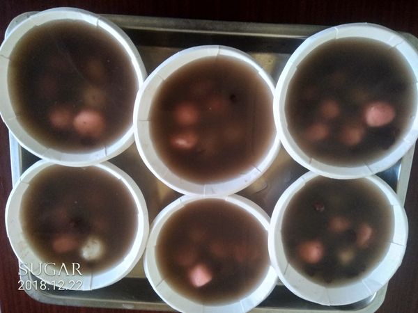 "紅豆湯圓"即完成。紅白小湯圓很q!奶茶湯圓吃起來內餡是濃奶茶的奶酥味,怪怪！