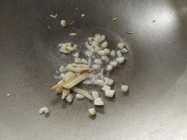 熱鍋， 倒入橄欖油【得意的一天】， 放入蒜頭、薑爆香，至蒜頭和薑香氣出來，