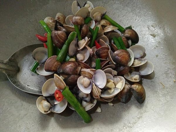 再加入辣椒、青蔥，全部食材一併炒勻，