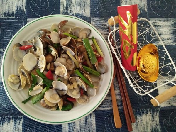 盛盤上桌，最後，再擺上吉祥春聯「福」、「招財進寶」字樣，能討個吉祥好兆頭，