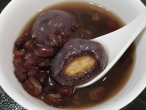 把煮好湯圓放入紅豆湯。完成