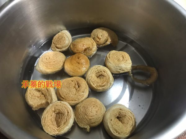 豆輪稍微沖洗一下，放在鋼鍋裡。
在鋼鍋裡倒入熱開水，水量要能蓋過豆輪。