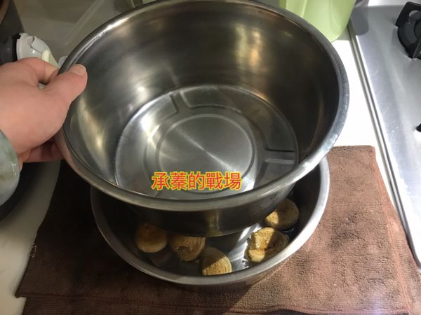 這就是妙招：👇
拿出另一個鋼鍋，蓋上去把豆輪壓著。若水太多液出來也沒關係鋼鍋放在一條抹布上放方，可以保溫。放桌上或大理石檯面或者不銹鋼檯面或會讓鋼鍋降溫。