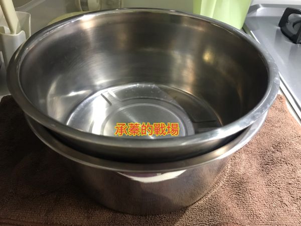 蓋著等時間吧。至少要半小時～1小時。等到40分開鋼鍋壓壓看軟了沒。沒有完全軟沒關係，等等會再煮滾。
鋼鍋裡的熱水不用倒掉，直接煮就可以了。