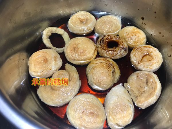 泡軟的豆輪會膨脹，會比較白。
加入醬油。鹽巴。