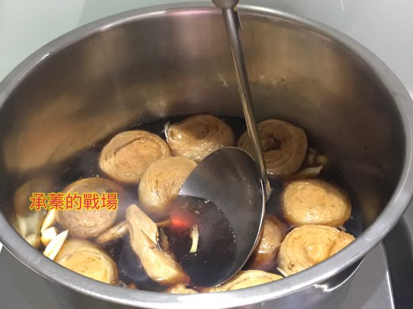 用小火煮就好了。記得要把豆輪壓一壓。把豆輪裡的水份轉換成滷汁。    煮到都上色的也軟軟的，大約滷個20分吧。就可以盛盤，