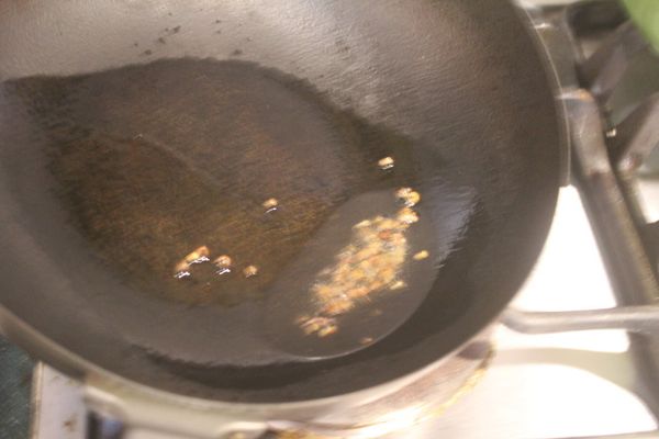 炒鍋放入2大匙油，放入花椒，小火煮至花椒開始變色，將花椒撈掉。