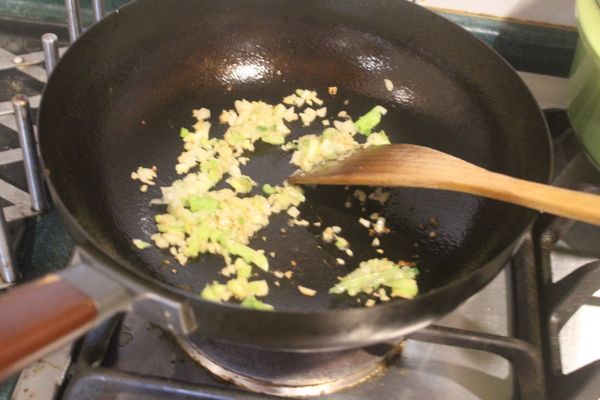 青蔥切花，蔥白蔥青分開。原鍋放入薑末、蒜末、蔥白花，用剛剛做好的花椒油爆香。
