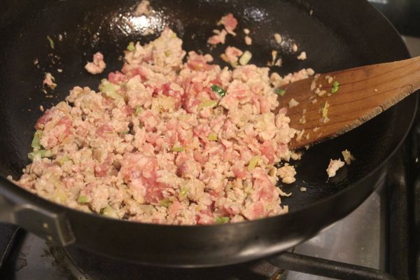 放入豬絞肉炒至豬肉變色。