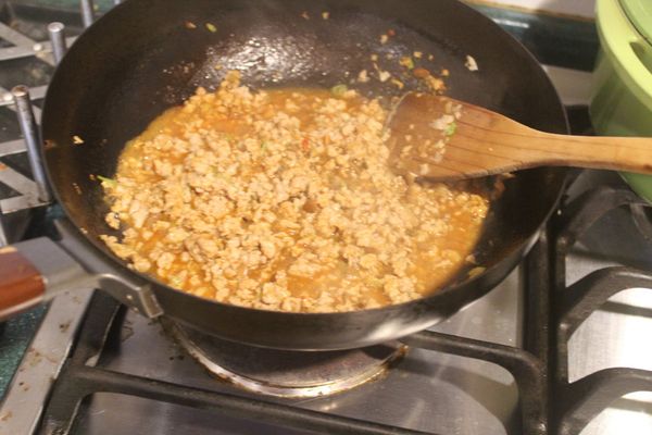 加入雞高湯，燉煮約5分鐘，煮出豬肉的香味。