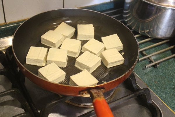在炒豬肉的同時，另一平底鍋放入稍多的油，將洗淨拭乾的臭豆腐放入，中火慢煎。