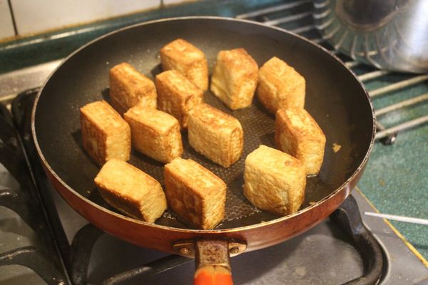 煎到兩面焦酥，連四邊也都立起來煎一下。