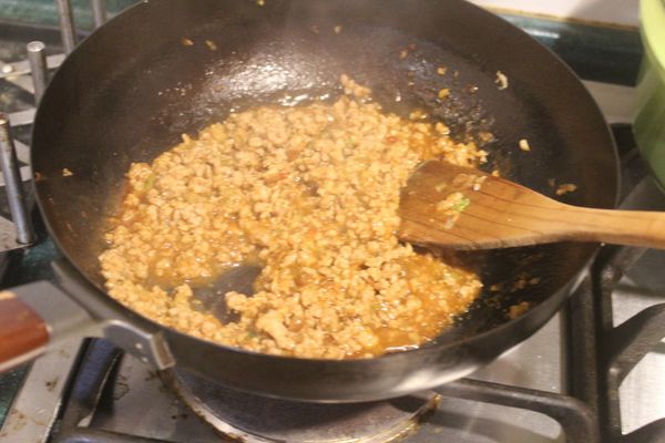 用少許的太白粉水將燉好的豆瓣豬肉勾一下芡。