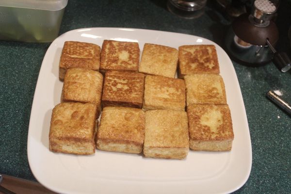 將煎好的臭豆腐擺盤。