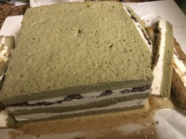 取出蛋糕，稍微切除蛋糕的四邊。