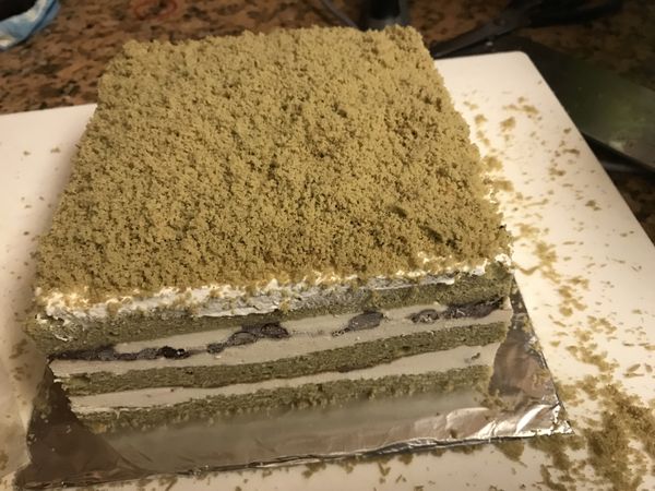 將切除的蛋糕邊，除掉內餡，只用蛋糕體的部分，用篩子篩成粉末，均勻撒在鮮奶油上面。