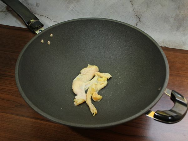 雞胸取出擦乾表面水份, 雞皮取下, 煎鍋不加油, 放入雞皮小火煸至雞油釋出