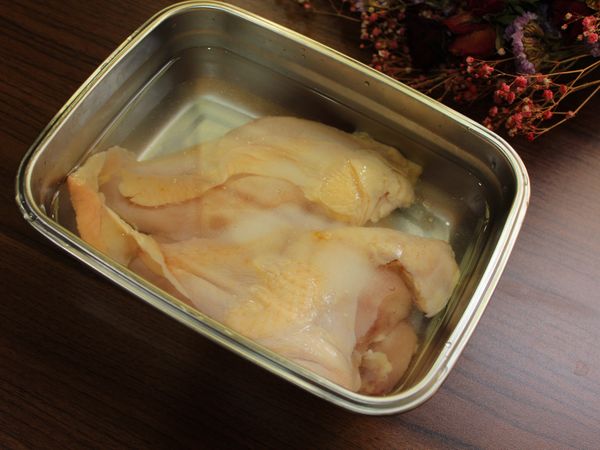 雞胸泡入[鹽水]醃一晚待入味