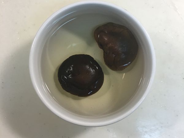 豆皮、乾香菇、米粉泡軟備用