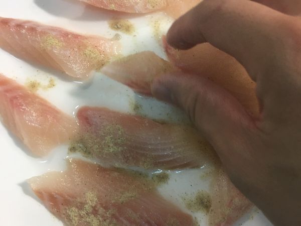 鯛魚片淋上米酒、鹽、白胡椒粉適量抓醃10分鐘