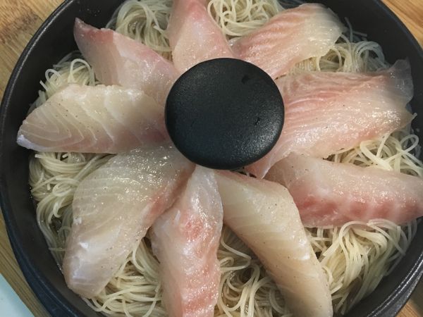 米粉放入蒸蓋中再放入鯛魚片