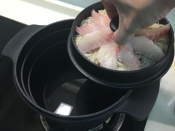 鑄釜鍋加1碗水煮滾放入蒸蓋一起蒸7-10分鐘