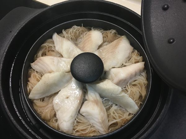 至鯛魚全熟開蓋淋上小磨坊蒜風味油