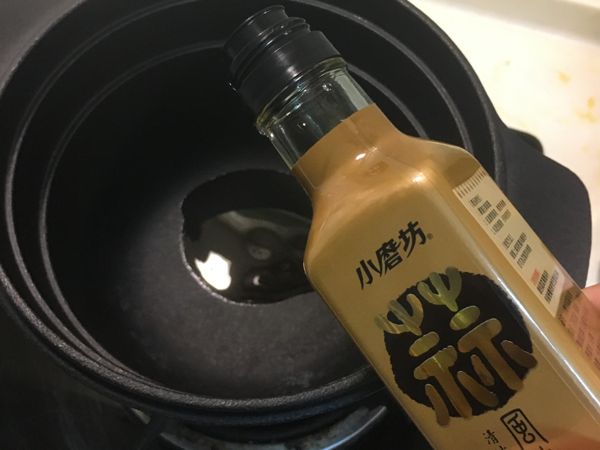 鑄釜鍋水倒掉後擦乾開大火預熱2分鐘加入蒜風味油