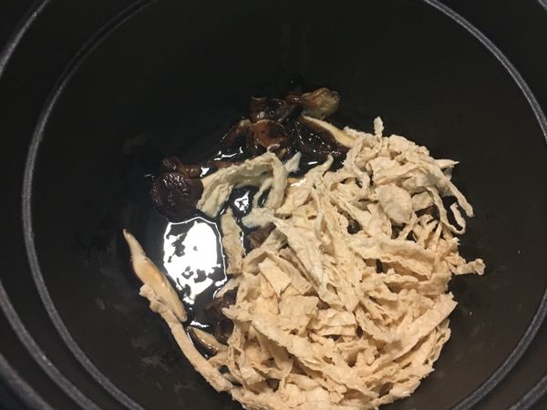 放入乾香菇爆香、豆皮炒香