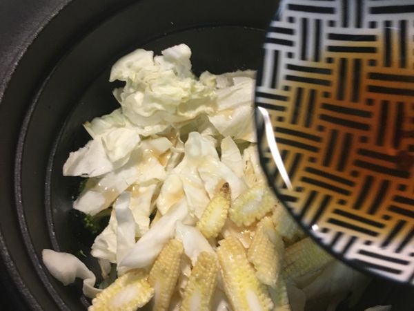 再放入洋蔥絲炒軟後，加入花椰菜、高麗菜、玉米筍、鹽適量、半碗香菇水開中火蓋蓋水炒約5分鐘