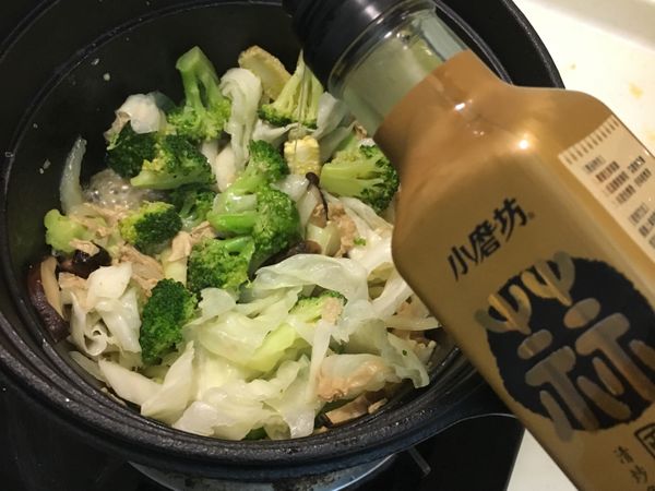 等蔬菜全熟後再開蓋淋上小磨坊蒜風味即可完成