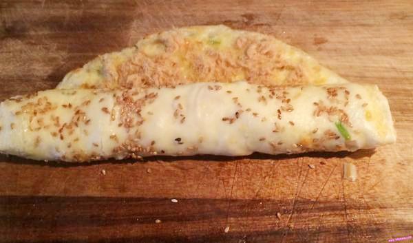 放入黄瓜丝，从一端卷起，卷成筒状；