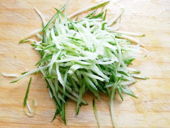 黄瓜切丝，备用；