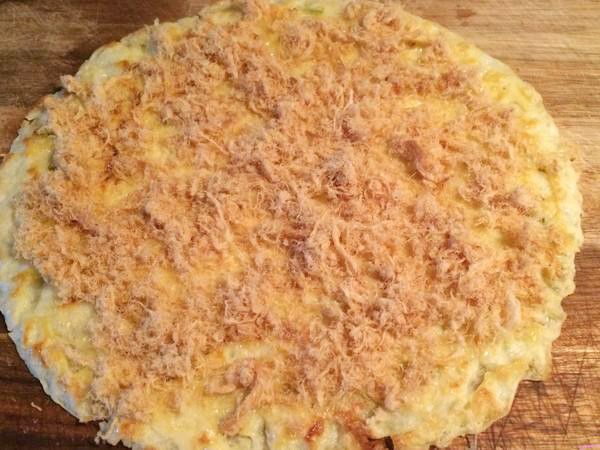 一面凝固成形后，翻转另一面，待凝固取出薄饼，表面刷一层花生酱，均匀撒上肉松；