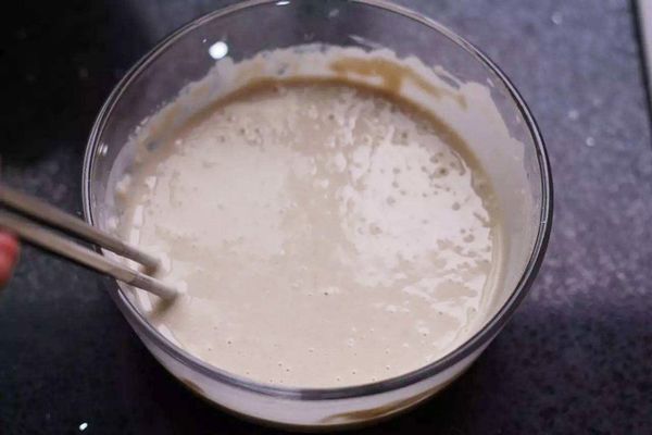 荞麦粉加入适量水，一边加水一边搅拌，加入少许盐，和成比较稀的面糊；