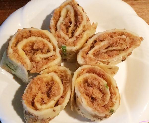 切成一小段一小段即可，美味的荞麦肉松卷就完成啦！