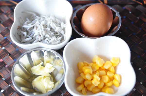 備料:吻仔魚、雞蛋、玉米粒、奶油